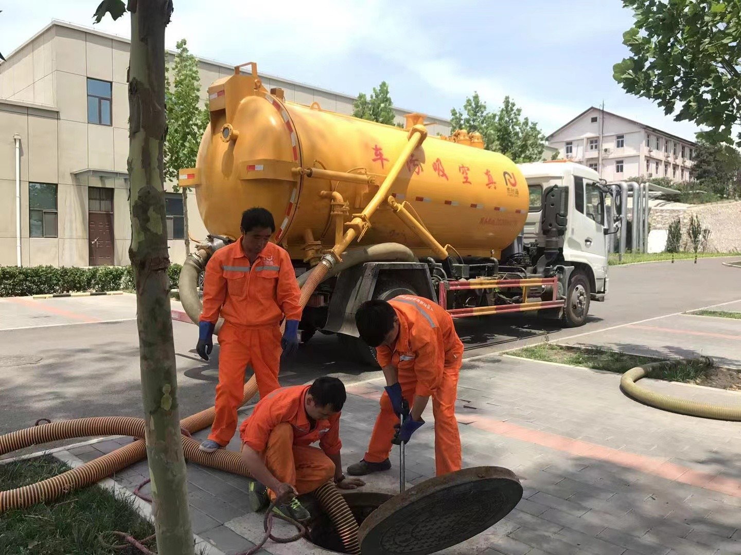 明山管道疏通车停在窨井附近