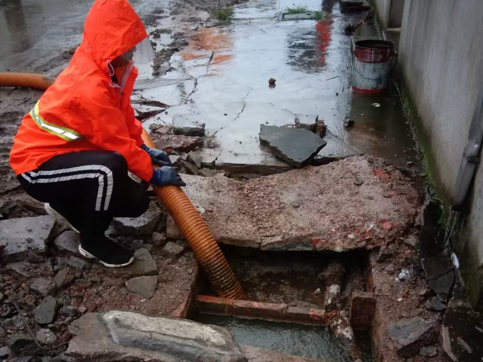 明山专业清理污水池 炜誉市政以规范流程守护城市 “肠道”